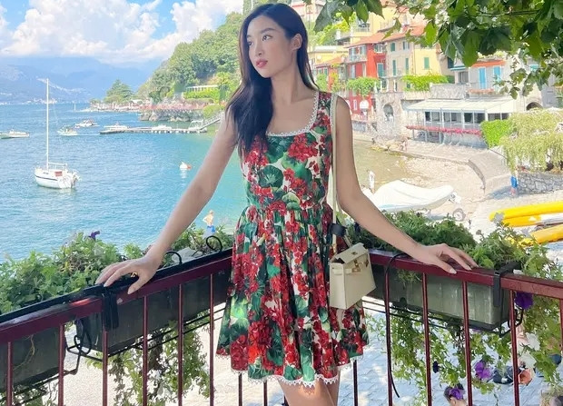 Trong chuyến du lịch châu Âu, Đỗ Mỹ Linh đeo chiếc túi Hermes Kelly giá khoảng 300 triệu đồng và mặc bộ váy hoa Dolce&amp;Gabbana. Ảnh: Ngoisao