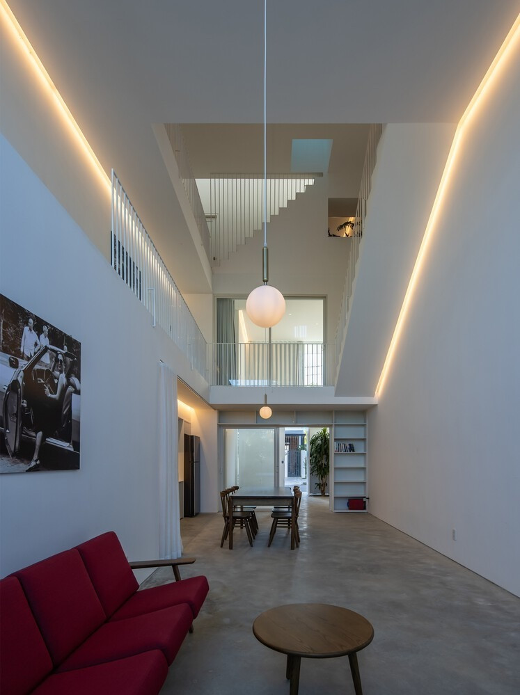 Không gian mở giữa phòng khách và bếp ăn giúp nhà thoáng hơn.