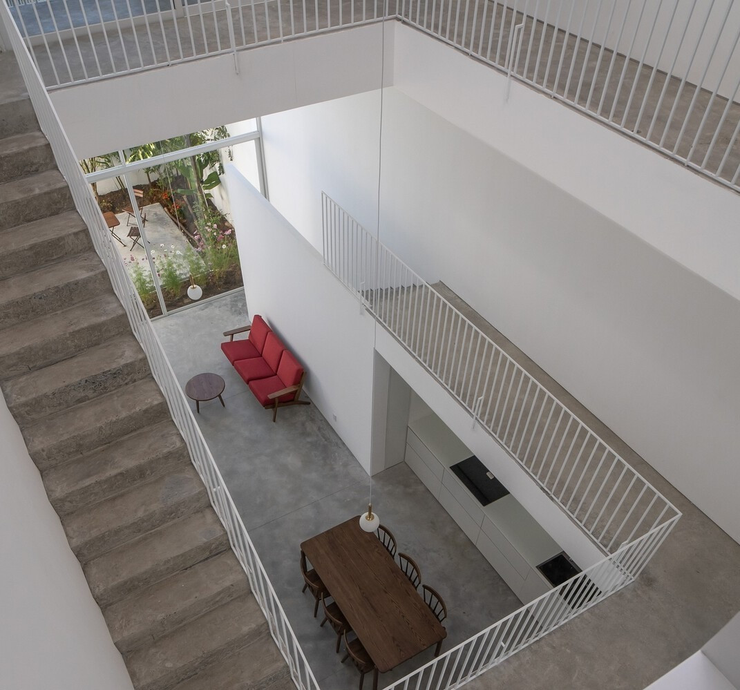 Sàn catwalk bắt đầu từ tầng trệt tại cầu thang trong phòng khách, rồi đi lên các tầng trên, bao quanh giếng trời cho đến tầng cao nhất, nơi ánh sáng ban ngày chiếu qua năm khối hộp trên mái nhà.