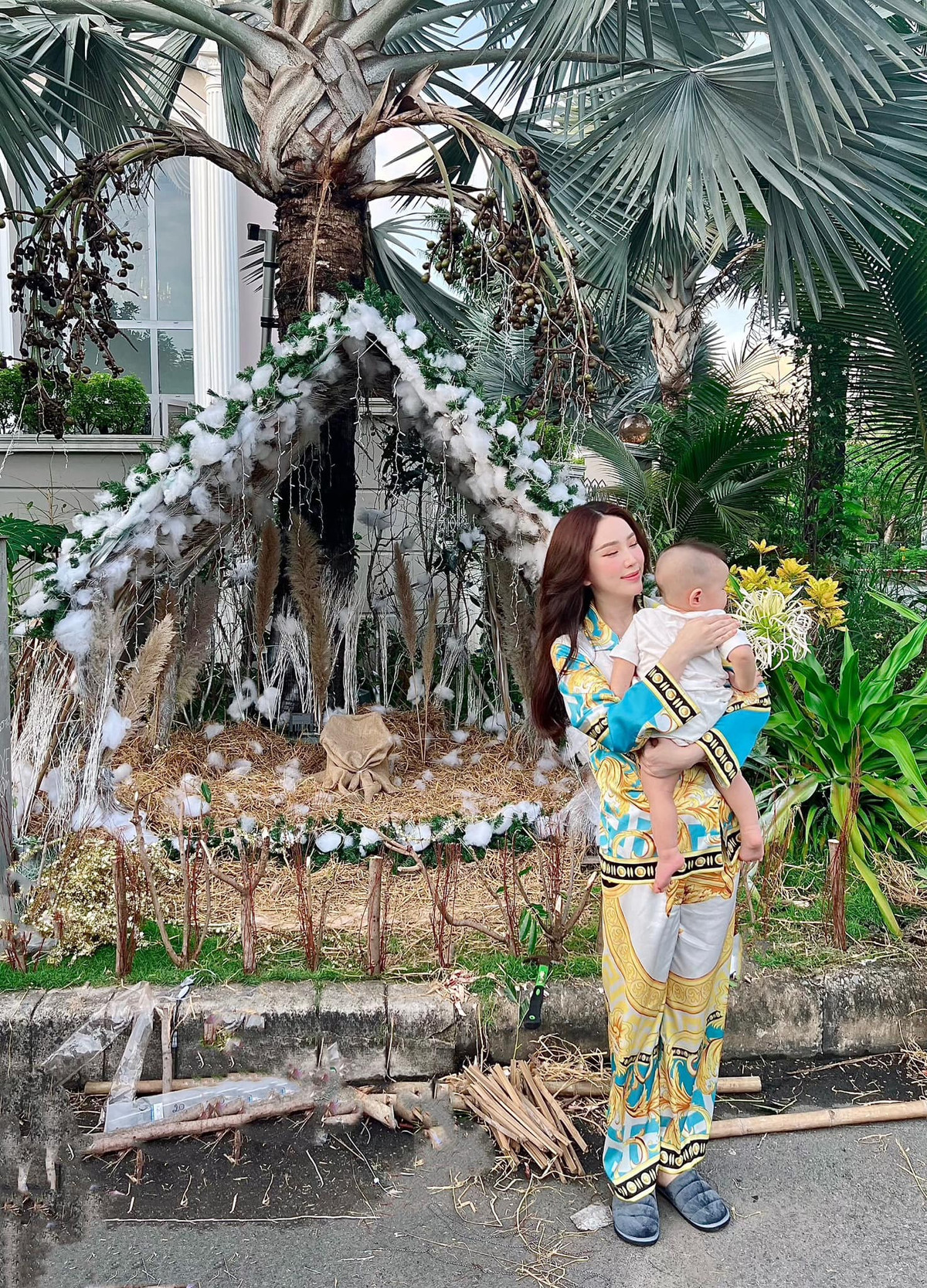 Dù còn gần một tháng nữa mới đến Giáng sinh nhưng Bảo Thy đã trang hoàng nhà cửa lộng lẫy với tông màu trắng chủ đạo.