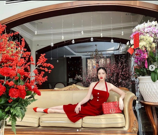Mỗi dịp lễ, Tết, biệt thự của nữ ca sĩ đều ngập tràn sắc hoa.