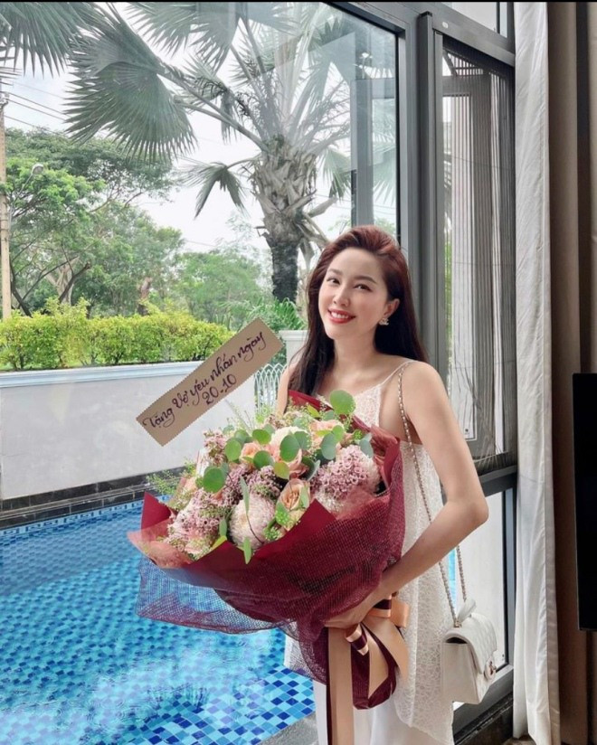 Được biết, căn biệt thự của Bảo Thy và chồng đại gia toạ lạc tại quận 7 (TP HCM). Nữ ca sĩ nhiều lần khiến dân tình xuýt xoa vì dinh thự siêu sang của nhà chồng.