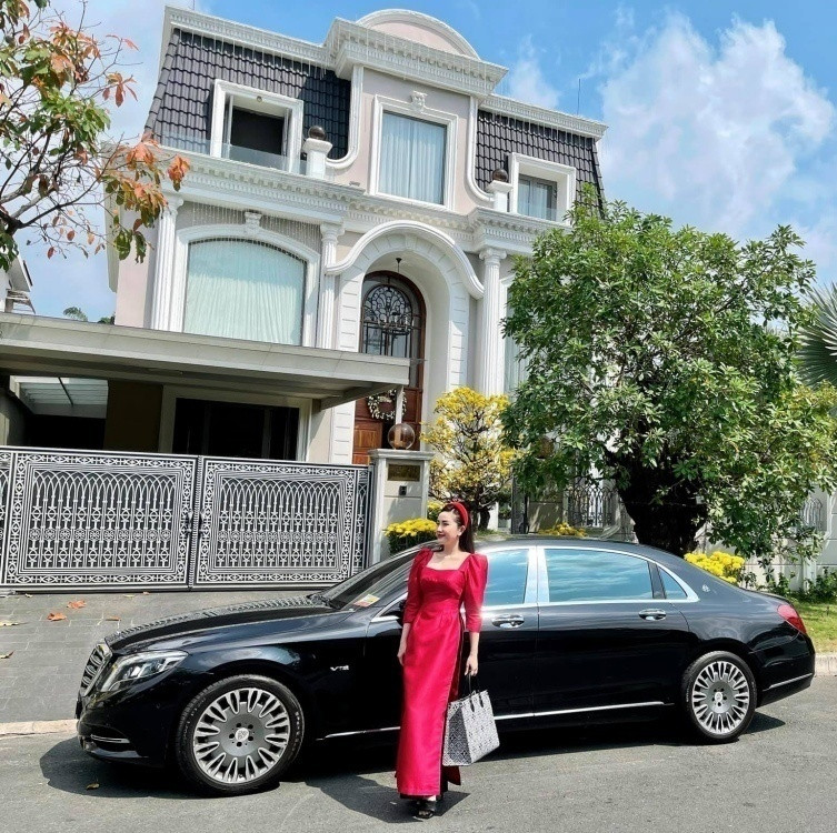 Không gian bên ngoài biệt thự của vợ chồng Bảo Thy. Nguồn ảnh: FBNV