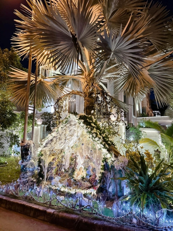 Về đêm, căn biệt thự của Bảo Thy toát lên vẻ lộng lẫy, nguy nga như cung điện