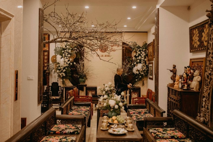 Bộ tràng kỷ, tủ thờ gia tiên đều được làm từ gỗ quý và trạm trổ tinh xảo.