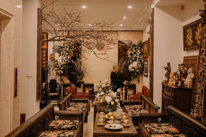 Bộ tràng kỷ, tủ thờ gia tiên đều được làm từ gỗ quý và trạm trổ tinh xảo.