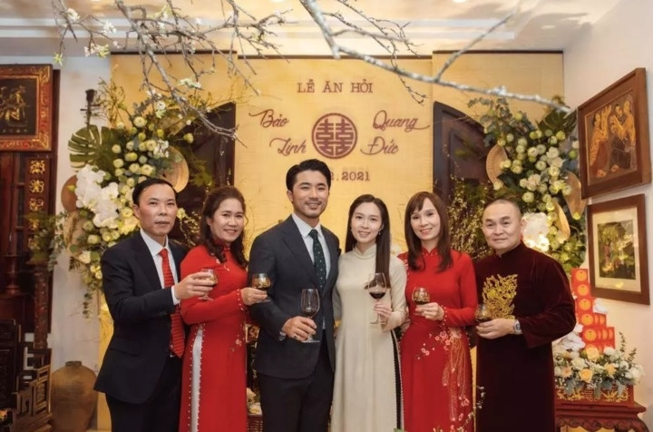 Sau gần một năm tạm hoãn, mới đây nghệ sĩ Xuân Hinh đã tổ chức đám cưới cho con gái đầu lòng tại Hà Nội. Trước đó, con gái Xuân Hinh đã làm lễ ăn hỏi từ cuối năm 2021.