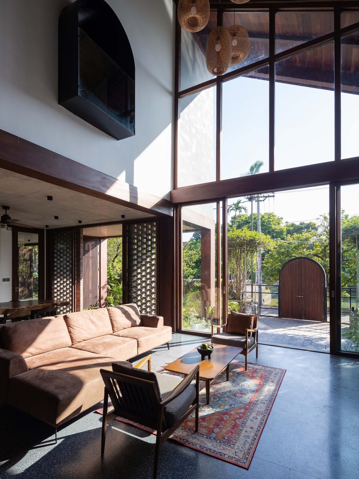 Phòng khách nhìn ra sân vườn thoáng đãng.