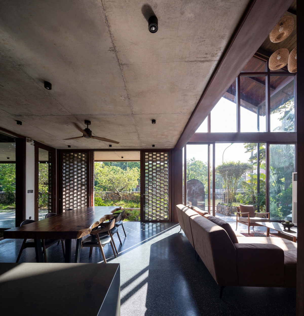 Trần bê tông mộc tạo nét cũ kỹ, mang đến không gian đậm nét hoài cổ. Nguồn ảnh: Trieu Chien