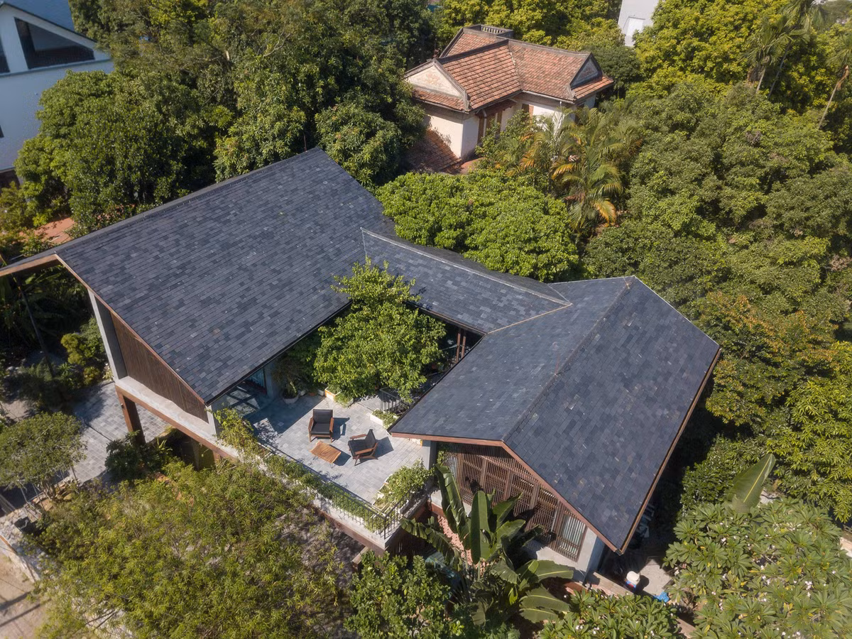 Được xây dựng với mục đích an dưỡng tuổi già cho đôi vợ chồng đã ngoài 70 tuổi, Nôm Villa toạ lạ tại làng Nôm (Văn Lâm, Hưng Yên).