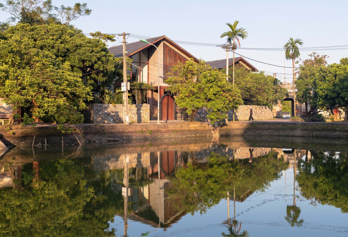 Hai khối nhà chính ở hai bên, kết nối bằng sân vườn ở giữa và nhin ra hồ nước mát mẻ, trong lành.