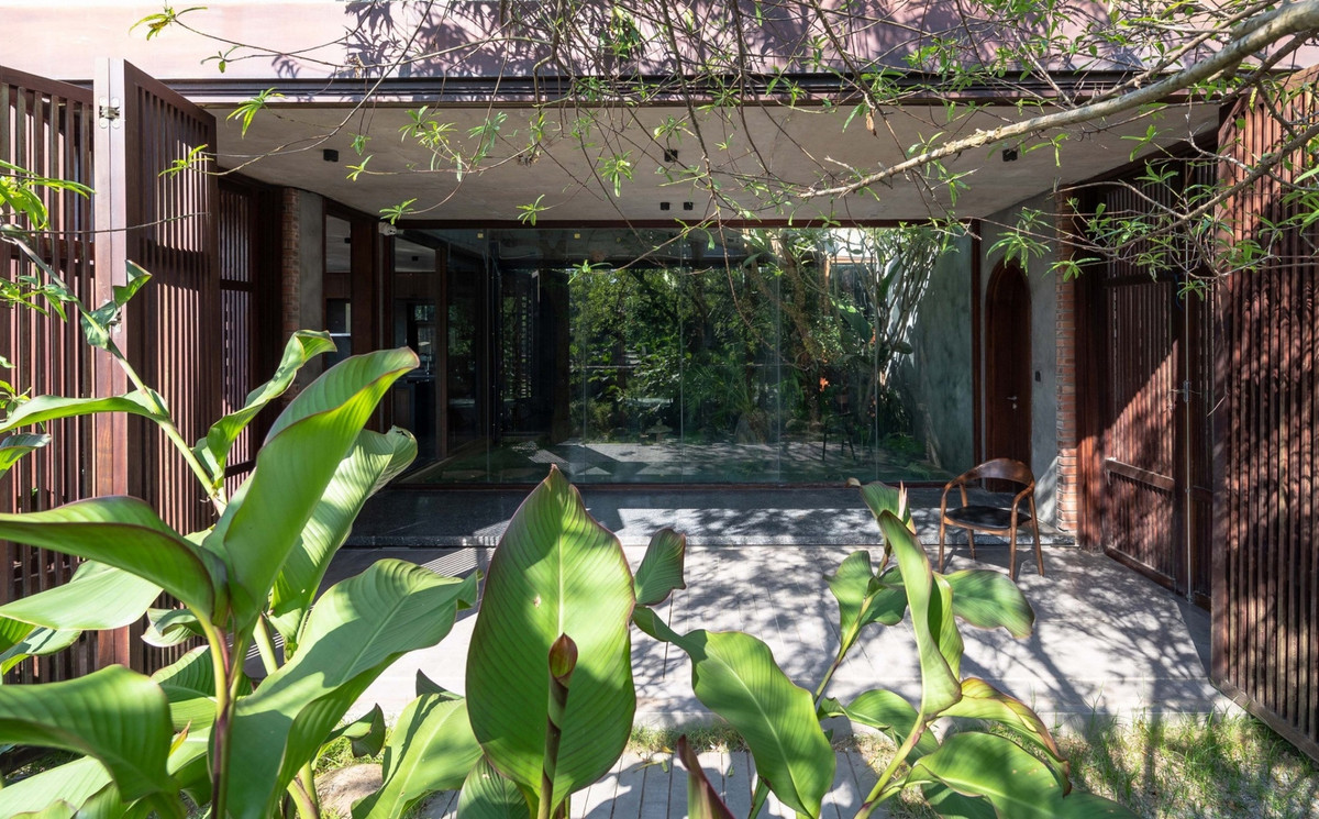 Khu vườn không chỉ giúp kết nối, tạo cảnh cảnh quan mà còn điều hoà không khí cho toàn bộ căn nhà.