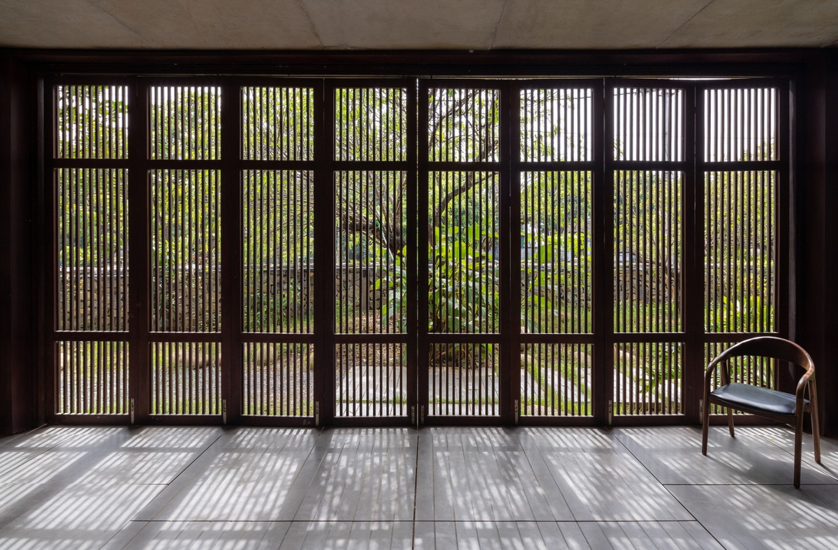 Hệ thống cửa xếp mang hơi hướng xưa, có thể đẩy ra, kéo vào theo nhu cầu.