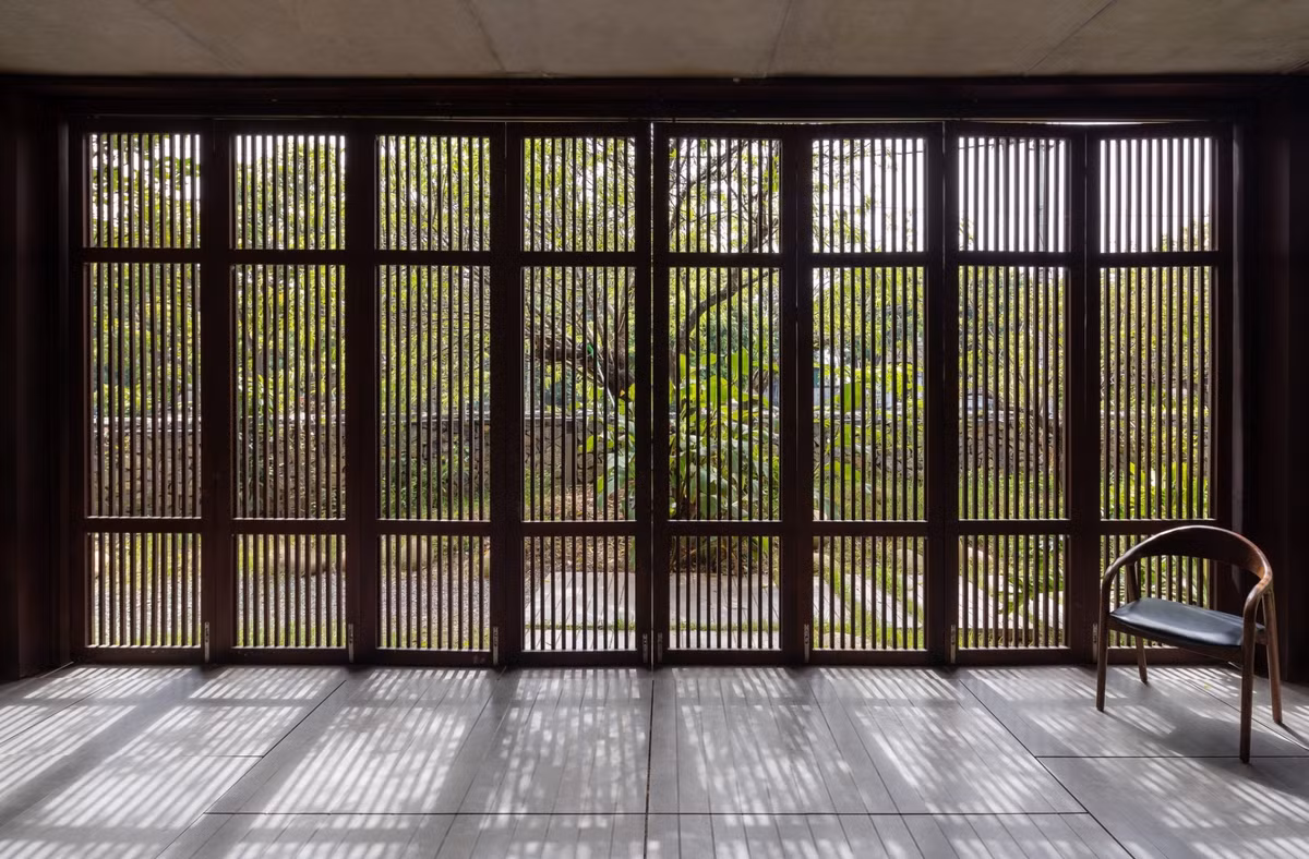 Hệ thống cửa xếp mang hơi hướng xưa, có thể đẩy ra, kéo vào theo nhu cầu.