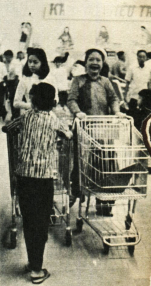 Ngay khi mở cửa, siêu thị Nguyễn Du có sức hút khách đến không ngờ. Chỉ sau khi khai trương hơn 1 tháng siêu thị Nguyễn Du thu hút tới hơn 100.000 khách hàng tới mua sắm. Ảnh: GiadinhVietNam