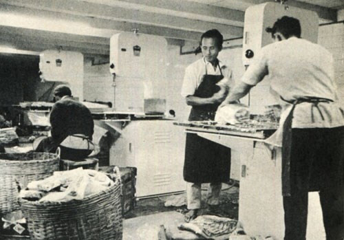 Bên trong siêu thị Nguyễn Du hồi đó có máy lạnh và hàng hóa phong phú, đa dạng từ đồ khô, thực phẩm tươi sống, rau củ, đồ đông lạnh... Với người dân Sài Gòn được đi siêu thị là một trải nghiệm thú vị không thể nào quên. Ảnh tư liệu