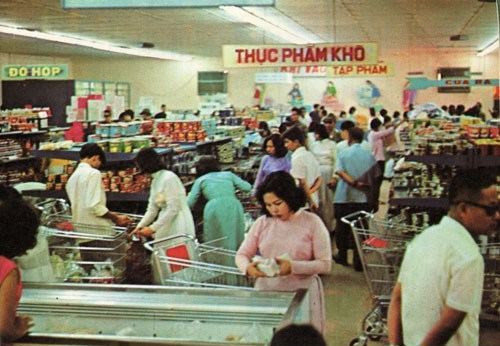 Cách đây 55 năm, ngày 16/10/1967, siêu thị Nguyễn Du chính thức khai trương tại Việt Nam, mở ra kỷ nguyên mới cho ngành bán lẻ. Siêu thị được mở tại góc đường Nguyễn Du và Chu Mạnh Trinh, quận 1, Sài Gòn. Ảnh: Người đưa tin