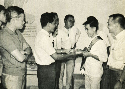 Trung bình, mỗi ngày siêu thị Nguyễn Du đón khoảng 2.500 khách. Doanh thu tối đa tại siêu thị này là 1,5 triệu đồng- số tiền vô cùng lớn vào thời đó. Ảnh: Zing