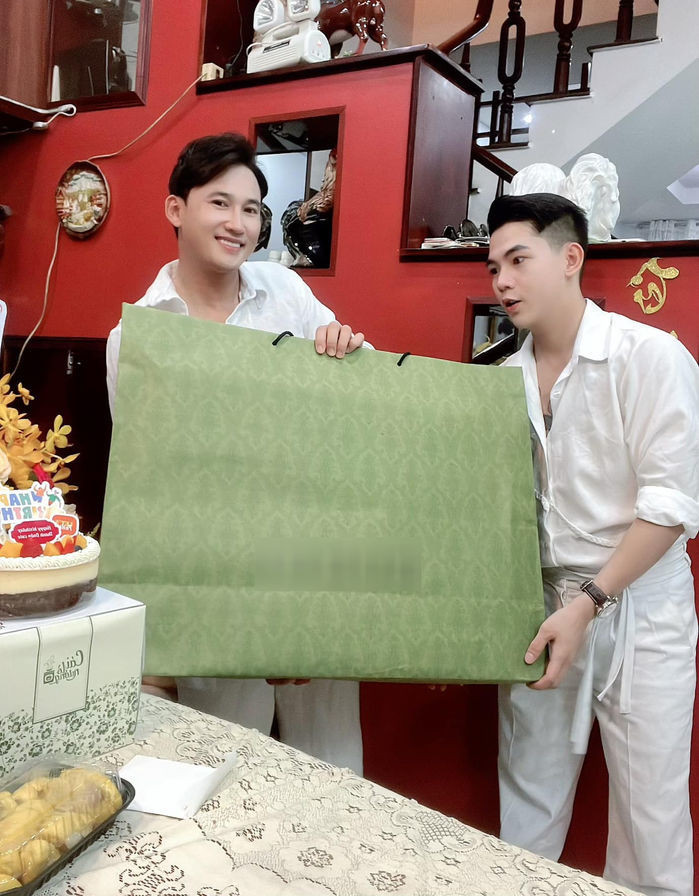 Hà Trí Quang còn tặng quà sinh nhật trị giá 55 triệu cho Thanh Đoàn. Nguồn ảnh: FBNV