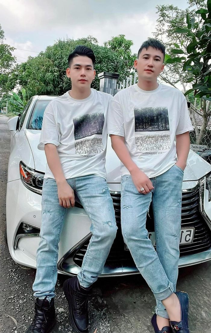 Trước đó, sặp đôi cũng đã có chiếc xe hạng sang.