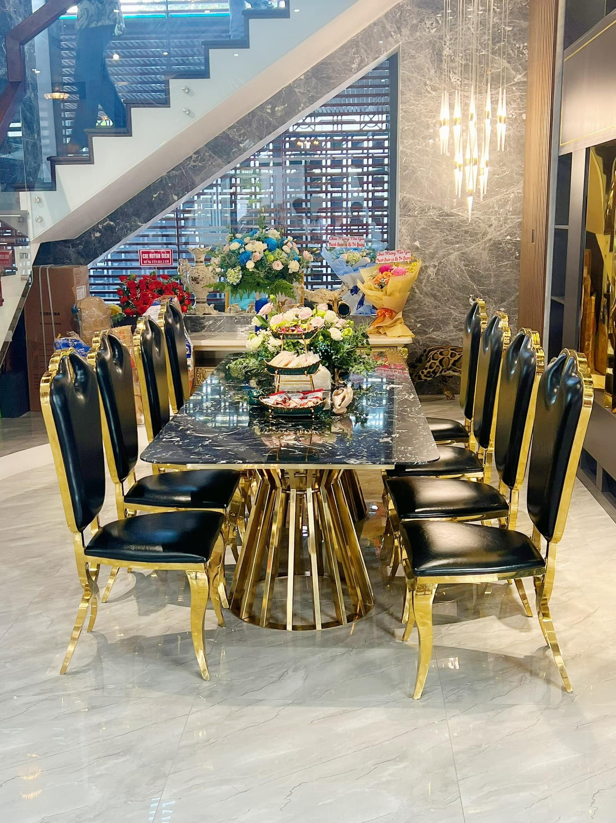 Nội thất trong nhà đều sang trọng, thể hiện độ giàu sang không phải dạng vừa của cặp đôi.