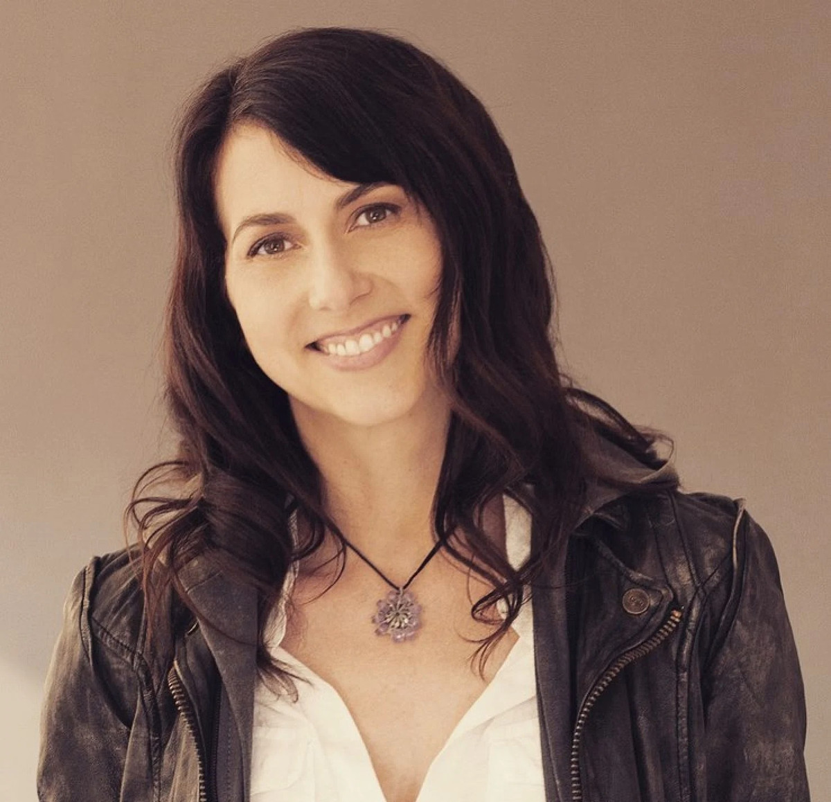  Nữ tỷ phú MacKenzie Scott cũng bị sụt giảm giá trị tài sản ròng của mình do những nỗ lực từ thiện. Năm 2022, MacKenzie Scott mất tới 31,7 tỷ USD.