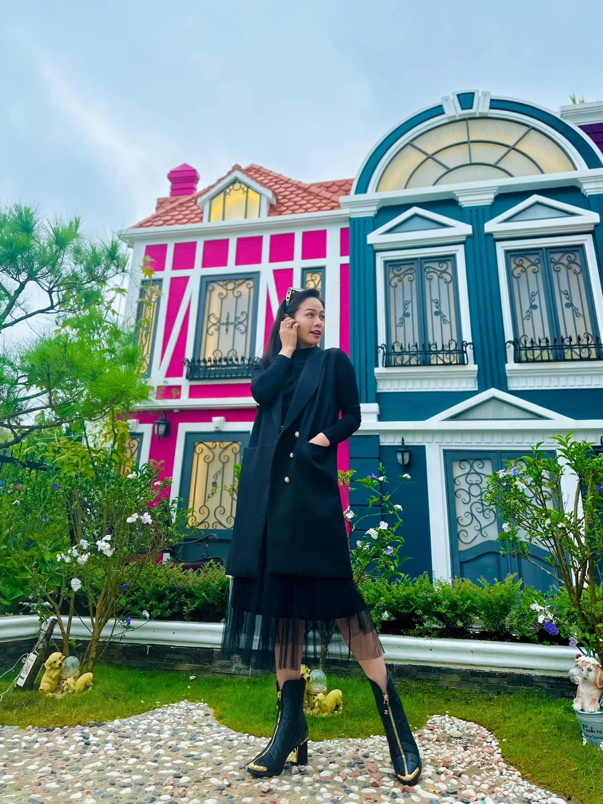 Xuất thân từ sân khấu kịch, sau đó Kiều Linh lấn sân thành công sang lĩnh vực phim ảnh. Ở độ tuổi U50, Kiều Linh sở hữu cơ ngơi khủng, trong đó có căn biệt thự 500m2 ở Đà Lạt.