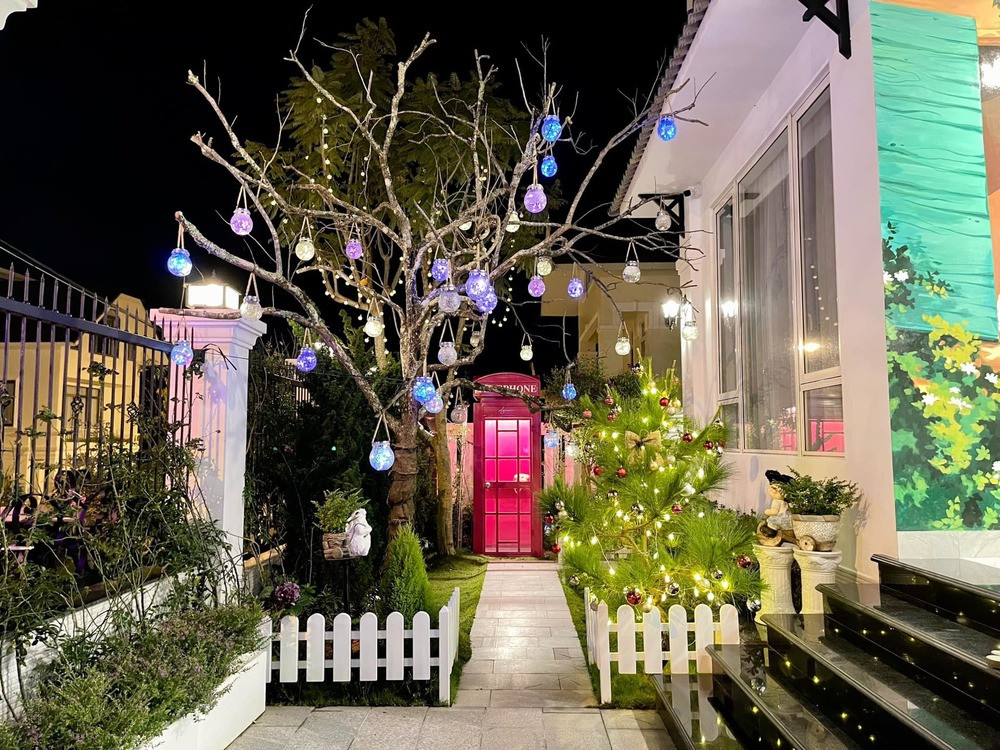 Bên ngoài sân vườn lung linh hơn với bóng đèn nhiều màu sắc.