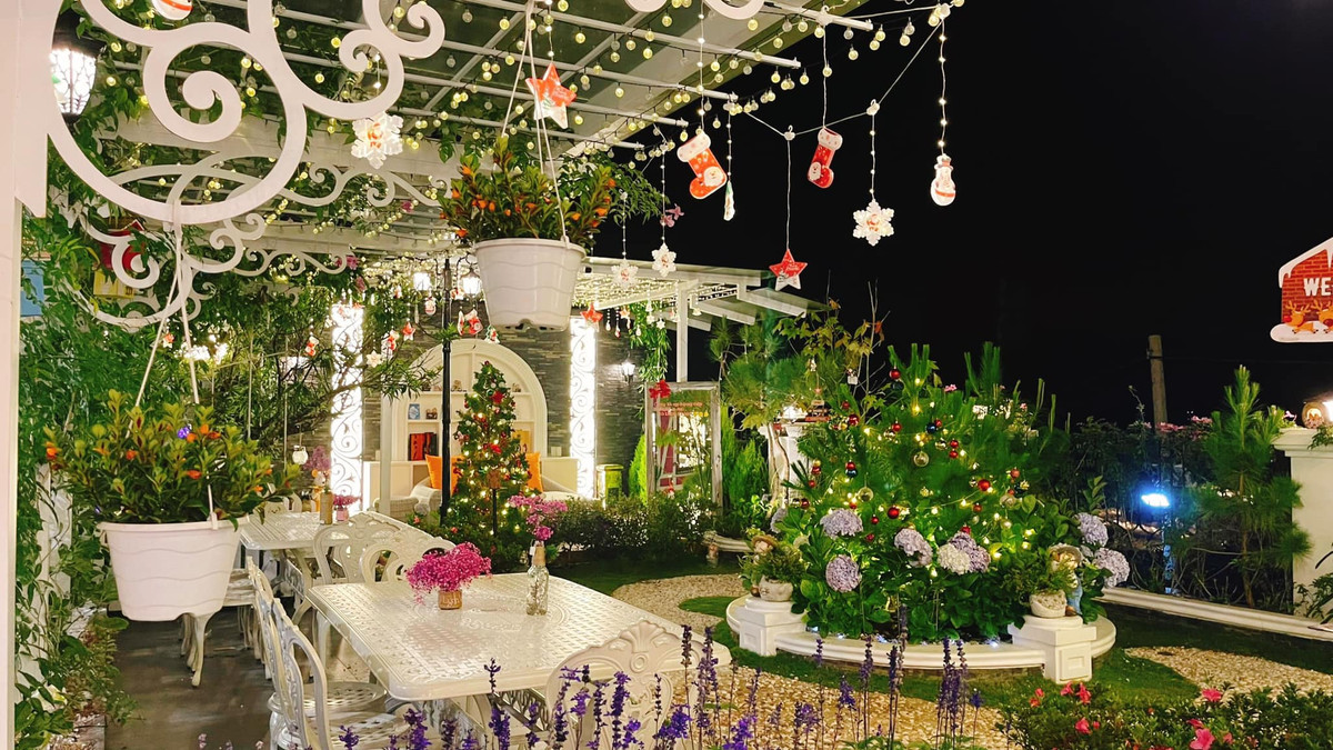 Về đêm, căn biệt thự của Kiều Linh lộng lẫy hơn dưới ánh đèn.