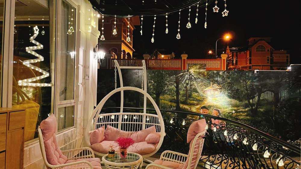 Góc ban công cũng được trang trí tỉ mỉ.