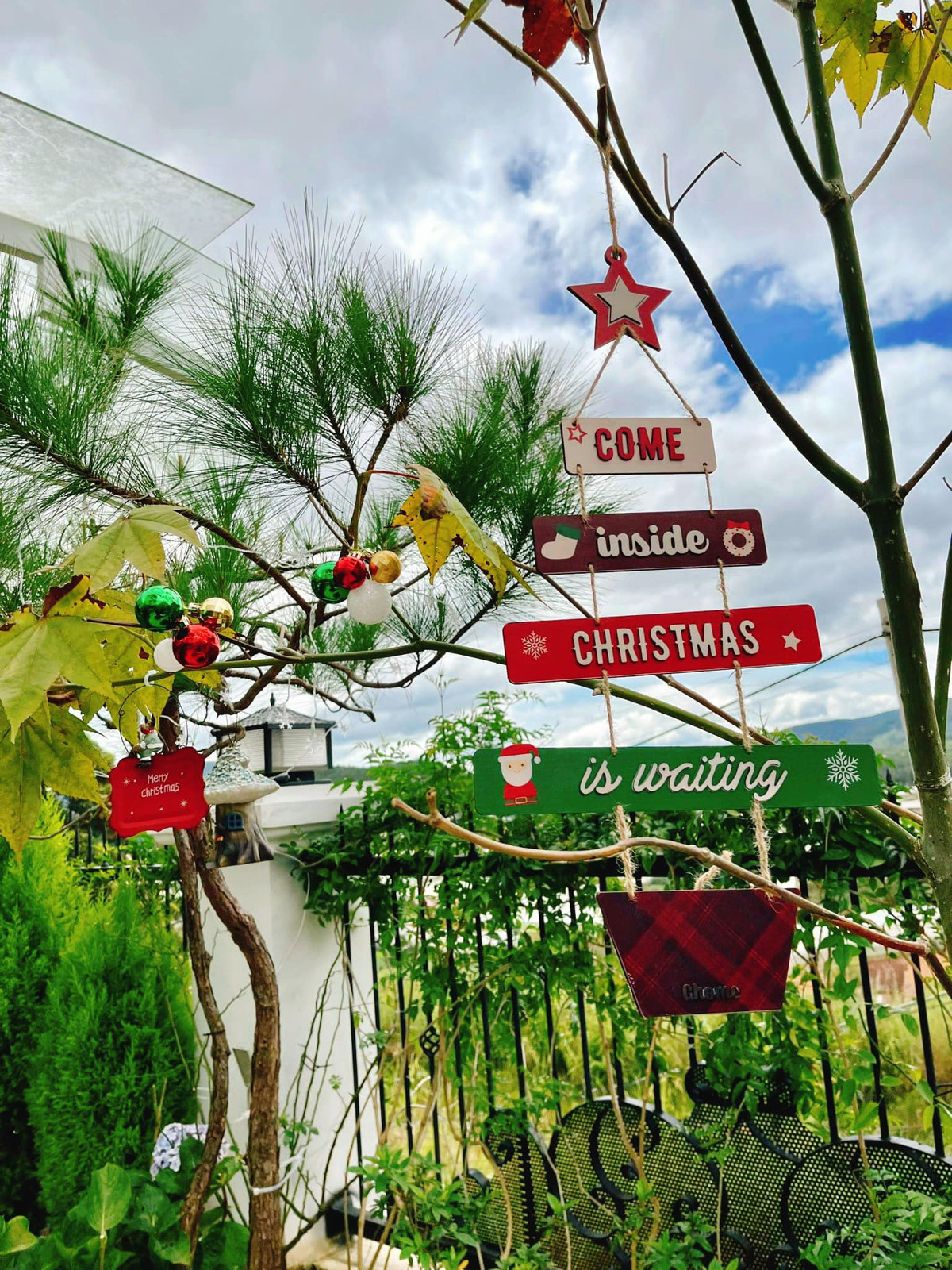 Cận ngày Giáng sinh, Kiều Linh trang hoàng căn biệt thự cho thêm phần ấm áp, vui tươi.