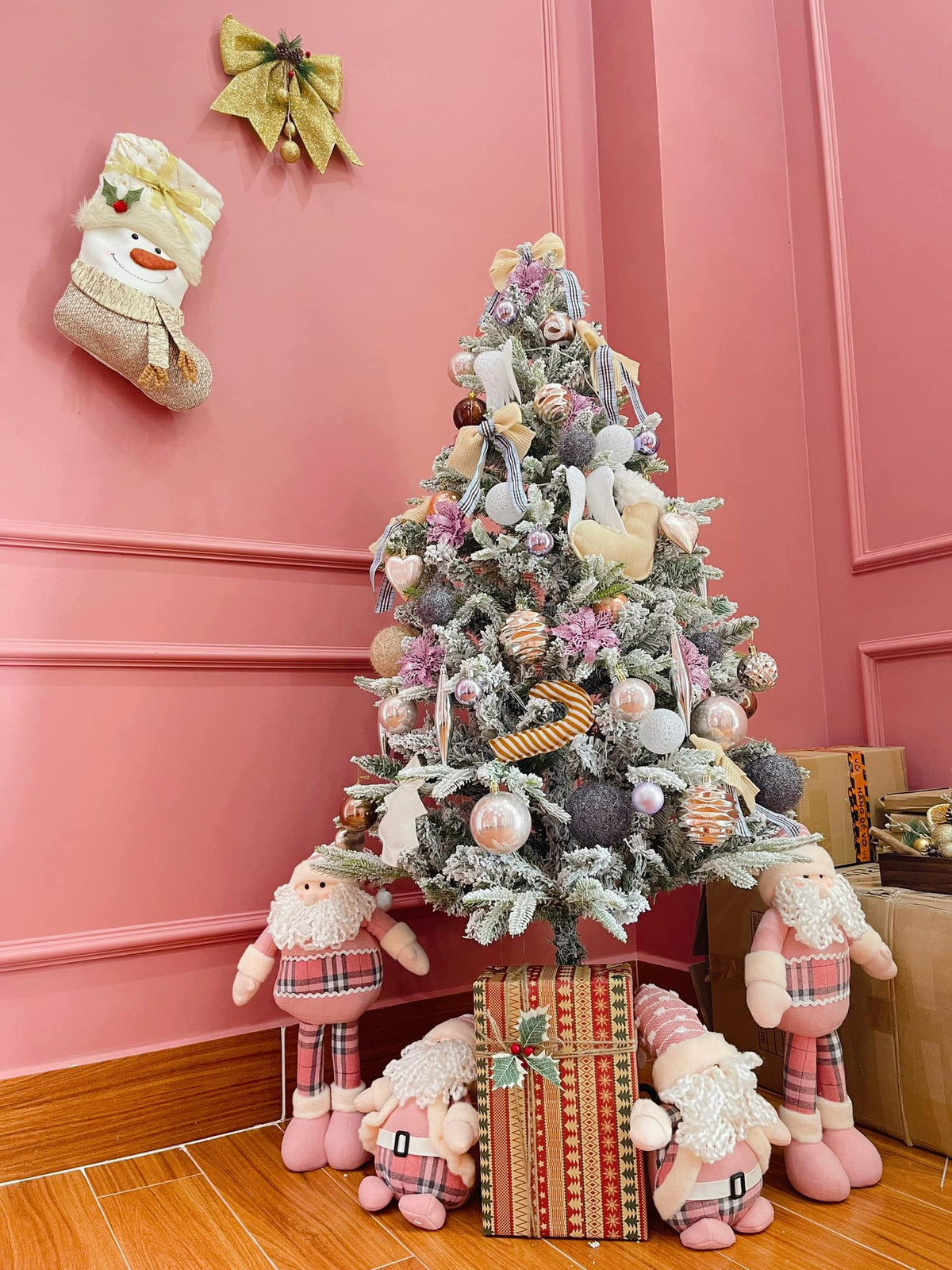 Ở bên trong Kiều Linh đặt nhiều cây thông nhỏ, tiểu cảnh và ông già Noel.