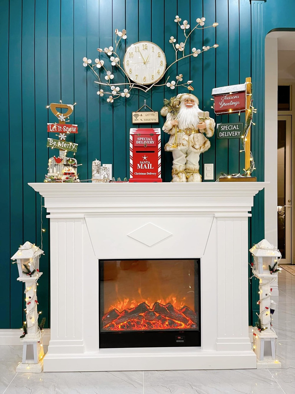 Tiểu cảnh bếp lửa khiến không khí Giáng sinh ngập tràn căn biệt thự.