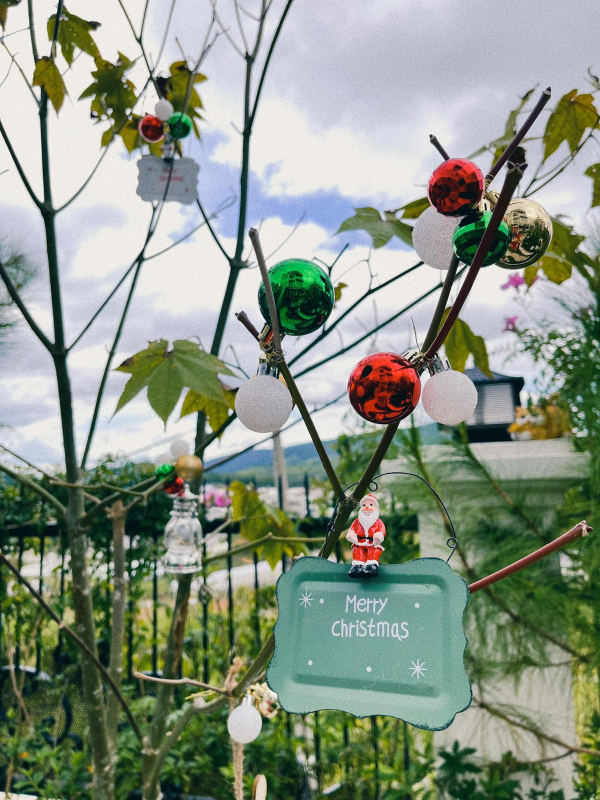 Nữ diễn viên tỉ mỉ đến từng chi tiết. Ngoài sân vườn được trang trí nhiều bóng đèn, mô hình đủ màu sắc.