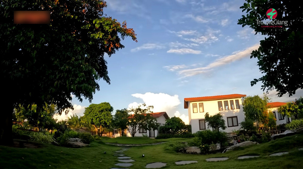 Trong đoạn giới thiệu tập mới của chương trình Nhà Trọ Destiny, Trường Giang hé lộ phòng riêng của con gái cưng trong biệt thự nghỉ dưỡng ở ngoại ô.