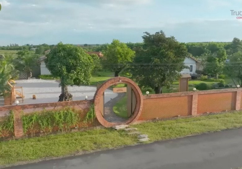 Dù không tiết lộ cụ thể song nhiều người ước tính khu đất rộng đến cả nghìn mét vuông.