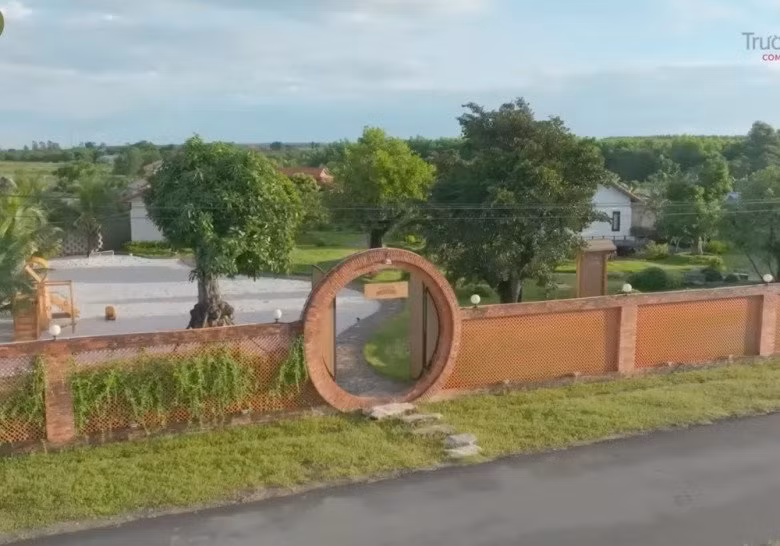 Dù không tiết lộ cụ thể song nhiều người ước tính khu đất rộng đến cả nghìn mét vuông.