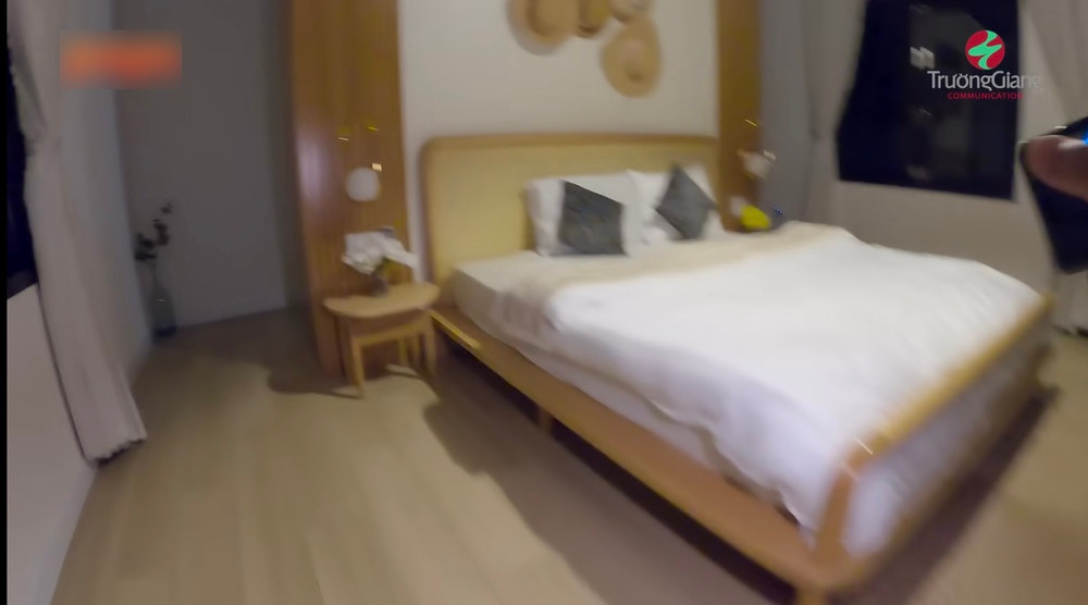 Ngoài giường ngủ, căn phòng của bé Destiny còn có một bộ bàn ghế đặt giữa phòng.