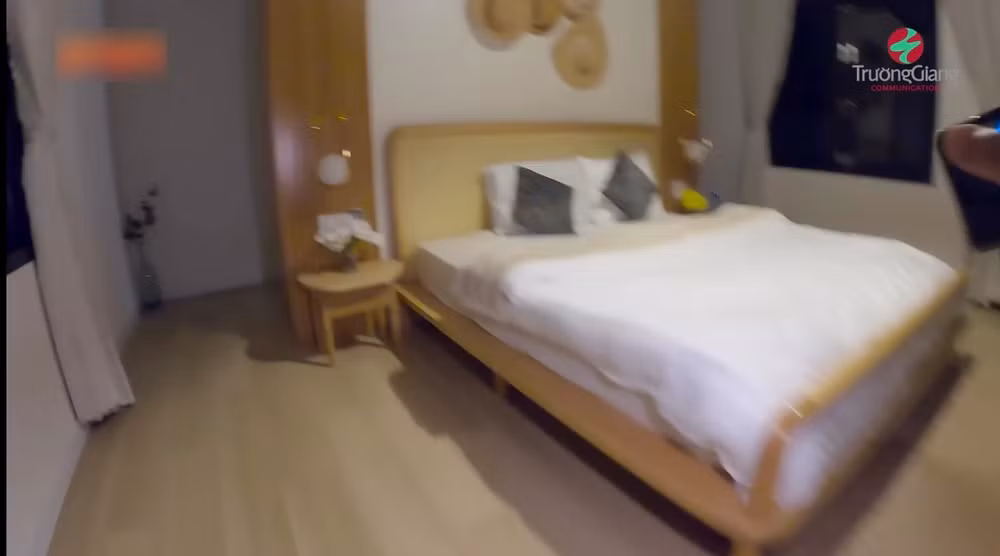 Ngoài giường ngủ, căn phòng của bé Destiny còn có một bộ bàn ghế đặt giữa phòng.