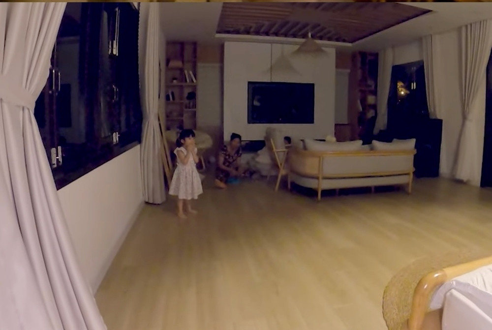 Sàn nhà được lát bằng gỗ, nội thất hầu hết là đồ mây, tre, nứa,... tạo cảm giác thanh tao, hài hòa.