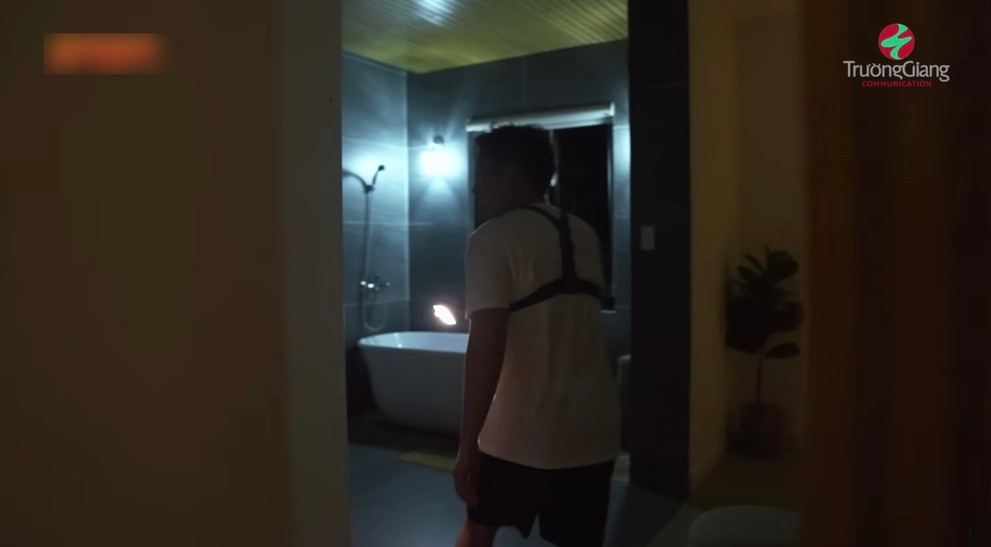 Nhà vệ sinh thoáng rộng với nội thất hiện đại như khách sạn.