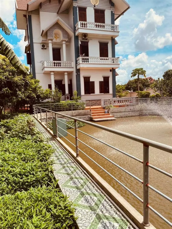 Qua loạt ảnh đăng tải có thể thấy, biệt thự nhà chồng Hoa hậu Ngọc Hân thiết kế hiện đại, khang trang. Ảnh: FBNV