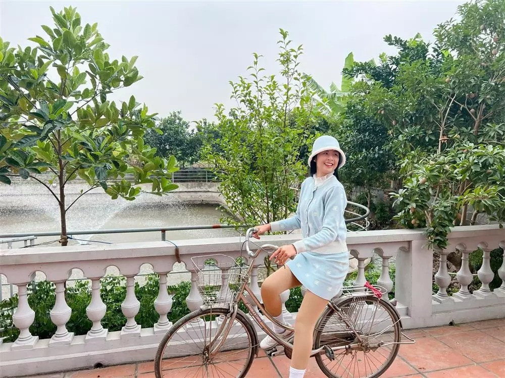 Bao quanh ngôi nhà 3 tầng là hệ thống sân vườn, ao cá rộng tới nhìn mét vuông. Ảnh: FBNV