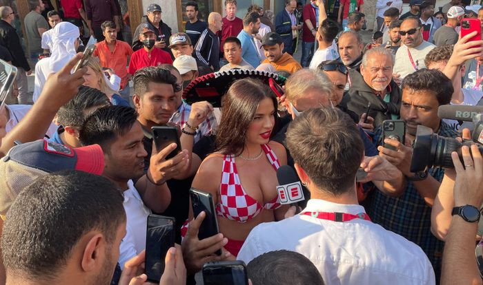 Cô từng đến Brazil năm 2014 và Nga năm 2018 khi World Cup được tổ chức tại hai nước này, Ivana Knoll được truyền thông gọi với biệt danh "cổ động viên nóng bỏng nhất".