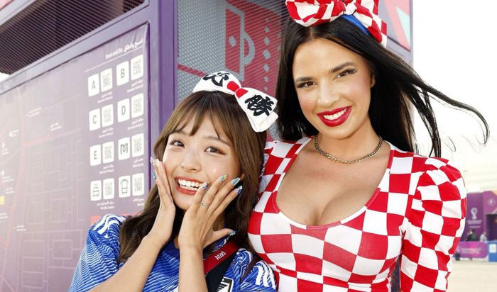 Dù vậy Ivana Knoll vẫn nhận một số ý kiến trái chiều về hành động ăn mặc có phần "bốc lửa" của cô khi tới Qatar.