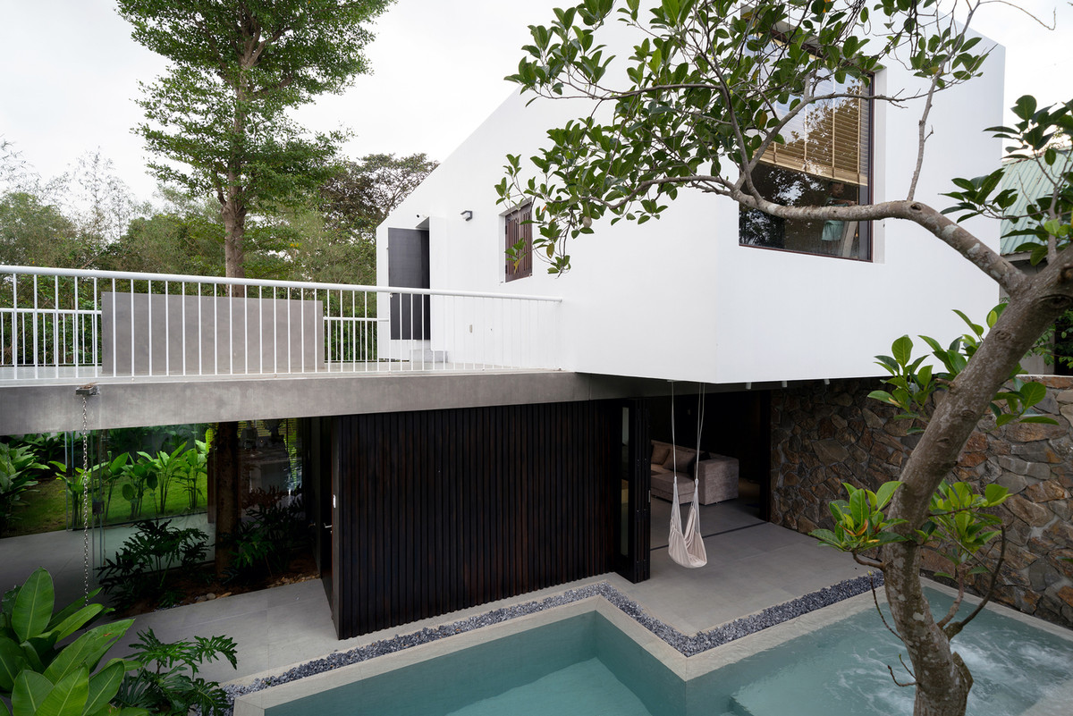 Mặt bằng tầng 1 được thiết kế với hình thức đơn giản nhất, là phần tiếp nối theo chiều ngang từ tường rào, kéo dài theo chiều ngang của khu đất, chia sân vườn thành 2 phần: khu phía trước là lối vào với bãi đậu xe, bể bơi, tiệc ngoài trời.