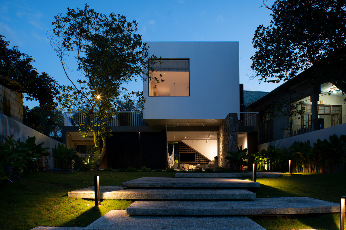 Yêu cầu của gia chủ là căn nhà phải được kết nối đầy đủ với không gian cảnh quan rộng lớn xung quanh, không được rời rạc. Do đó, kiến trúc sư thiết kế quy hoạch tổng thể theo cả hai hướng.