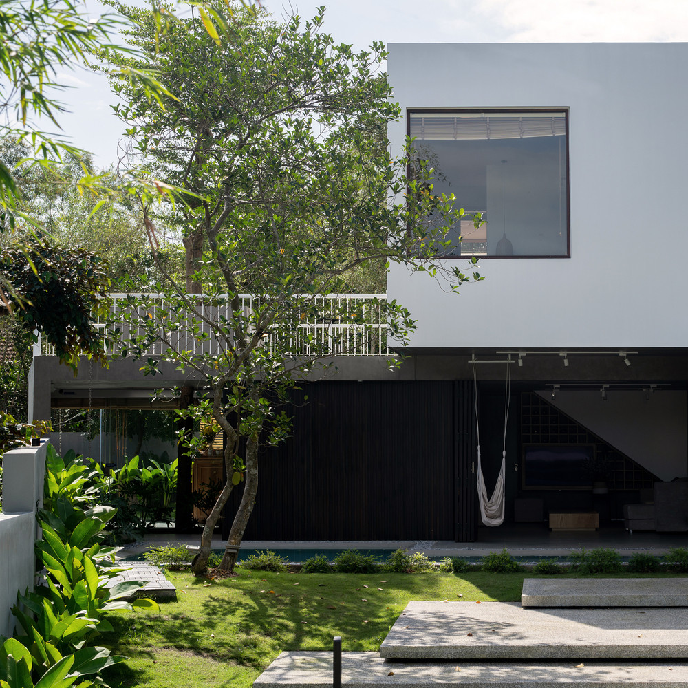 Khối phòng ngủ phía trên trở thành mái hiên lớn che mát cho khu vực tầng trệt, giúp cản nắng nóng cũng như mưa vào mùa đông.