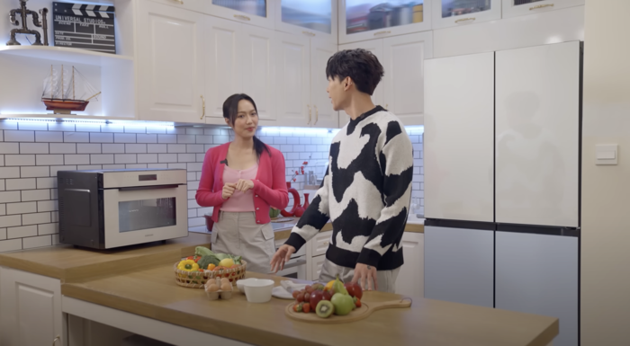 Bếp có tông màu trắng, thiết kế mở, đầy đủ tiện nghi, mang đến cảm giác rộng rãi. Ảnh: YouTube Diệu Nhi