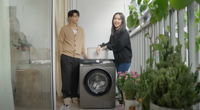 Không gian ban công rộng lớn, được phủ nhiều cây xanh. Ảnh: YouTube Diệu Nhi